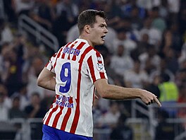 Sorloth z Atlética oslavuje gól, kterým v semifinále �pan�lského superpoháru s...