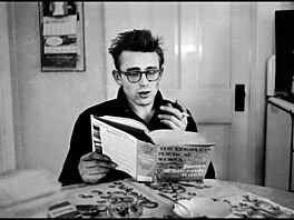 James Dean na farm� v americké Indian�, kde vyrostl (1955)