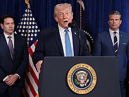 Americký prezident Donald Trump b�hem tiskové konference po americkém úderu na...