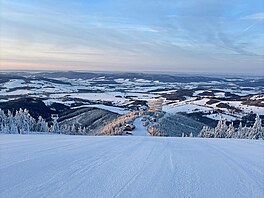 Ú�asné pohledy na zimní krajinu se naskýtají také z vrchu Slamník v nadmo�ské...