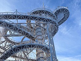 V zajetí ledu je i 55 metr� vysoká ocelovo-d�ev�ná konstrukce Stezky v oblacích...