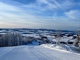 Na sjezdovkách aktuáln� le�í 70 - 110 cm technického a p�írodního sn�hu. 