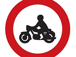 A motocyklista? Pro� ten paná�ek na sta�i�ké jaw� siln� p�ipomíná hlídku...