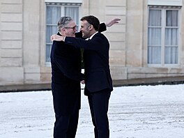 Premiér Spojeného království Keir Starmer prezident Emmanuel Macron na setkání...