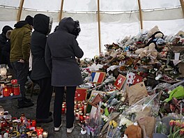 Uct�ní památky zem�elých z vyho�elého baru ve �výcarské Crans-Montan�. (9....