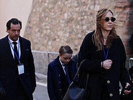 Francouzské here�ka Thea Charrier a její d�ti p�icházejí na poh�eb here�ky...