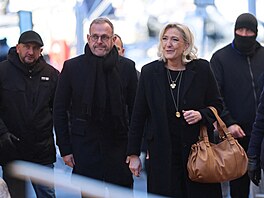 Francouzská krajn� pravicová politi�ka a poslankyn� Marine Le Penová p�ichází...