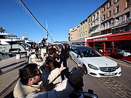 P�íjezd vozu s rakví francouzské filmové ikony Brigitte Bardotové v...