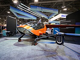 Ani na veletrhu CES nechybí létající dopravní prost�edky, jako je tento Emotiv...