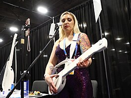 Bezstrunná kytara LiberLive C2, kterou lze jednodu�e slo�it na cesty, byla také...