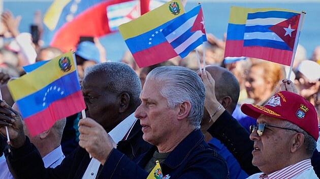 Kub�nsk� prezident Miguel Diaz-Canel se ��astn� shrom�d�n� v Havan� na znamen� solidarity s Venezuelou pot�, co USA zajaly a odvezly prezidenta Nicol�se Madura. (3. ledna 2026)