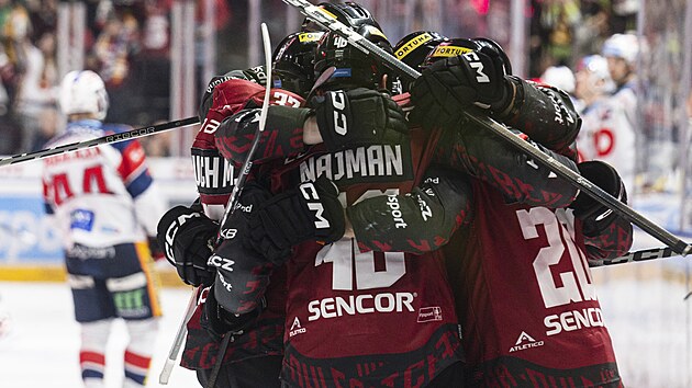 Hr��i Sparty se raduj� z g�lu v duelu s Pardubicemi.