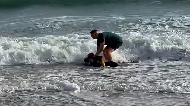 Fotbalista Antoine Semenyo podstoupil k�est na plá�i v Bournemouthu