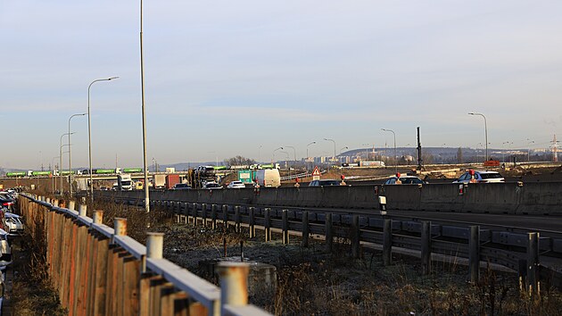 Nov� uspo��d�n� dopravy za�alo platit v pond�l� r�no na D1 a D2 v Brn�. Kv�li p�estavb� mimo�rov�ov� k�i�ovatky na 196. kilometru se jezd� pouze po polovin�ch obou d�lnic. Silni���i uzav�eli cel� j�zdn� p�sy vedouc� na Vy�kov a do Brna. (5. ledna 2026)