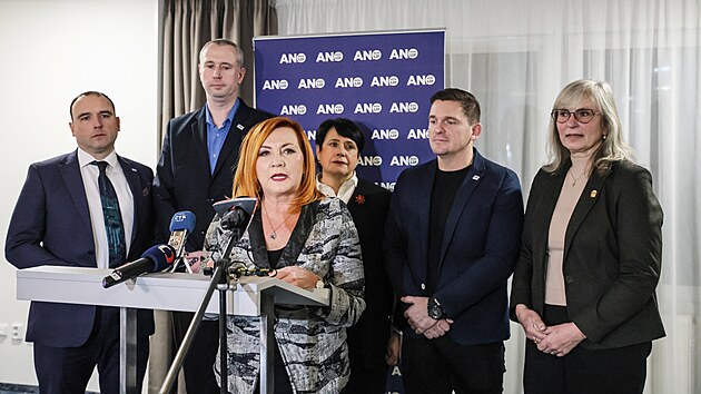 Brn�nsk� organizace hnut� ANO si pod dohledem krajsk� ��fky Aleny Schillerov� (na sn�mku v pop�ed�) zvolila nov� veden�. P�edsedou se stal poslanec a expert na l��ebn� konop� V�clav Trojan (vlevo). (9. ledna 2026)