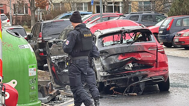 Policisté vyjí�d�li také k po�áru v pra�ské Sládkovi�ov� ulici, kde plameny z...