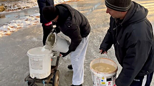 Plnit z�sobn�k bylo hlavn� prac�.