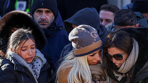 Lid� truchl� u pietn�ho m�sta u baru Le Constellation v Crans Montan� za ob�ti novoro�n�ho po��ru. (4. ledna 2026)