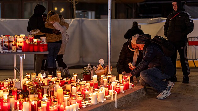 Lid� truchl� u pietn�ho m�sta u baru Le Constellation v Crans Montan� za ob�ti novoro�n�ho po��ru. (4. ledna 2026)