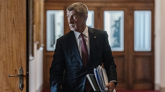 Premi�r Andrej Babi� (ANO) p�ed zased�n�m vl�dy, na kter� se mimo jin� bude projedn�vat n�vrh programov�ho prohl�en� vl�dy a n�vrhy novel z�kon� o silni�n�m provozu a o podpo�e bydlen�.. (5. ledna 2026)