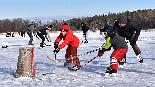 Mraziv� dny vyu��vaj� v Moravskoslezsk�m kraji brusla�i. Na sn�mku jsou hokejist� na p�ehrad� Ba�ka na Fr�decko-M�stecku. Chladn� po�as� p�etrv� po v�t�inu tohoto t�dne. (4. leden 2026)