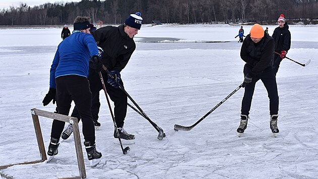 Mraziv� dny vyu��vaj� v Moravskoslezsk�m kraji brusla�i. Na sn�mku jsou hokejist� na p�ehrad� Ba�ka na Fr�decko-M�stecku. Chladn� po�as� p�etrv� po v�t�inu tohoto t�dne.(4. leden 2026)
