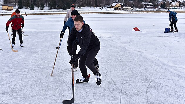 Mraziv� dny vyu��vaj� v Moravskoslezsk�m kraji brusla�i. Na sn�mku jsou hokejist� na p�ehrad� Ba�ka na Fr�decko-M�stecku. Chladn� po�as� p�etrv� po v�t�inu tohoto t�dne. (4. leden 2026)