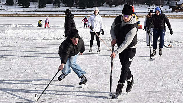 Mraziv� dny vyu��vaj� v Moravskoslezsk�m kraji brusla�i. Na sn�mku jsou hokejist� na p�ehrad� Ba�ka na Fr�decko-M�stecku. Chladn� po�as� p�etrv� po v�t�inu tohoto t�dne. (4. leden 2026)