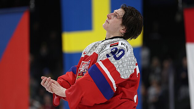 Smutn� brank�� Michal Or�ul�k po proh�e ve fin�le MS junior� proti �v�dsku.