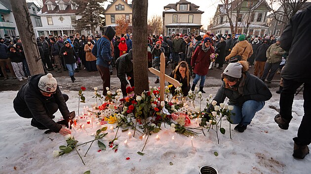 Lid� se shrom�dili na pietn� akci v Minneapolisu na m�st�, kde agent  ��adu pro imigraci a cla (ICE) zast�elil mladou �enu. (7. ledna 2026)