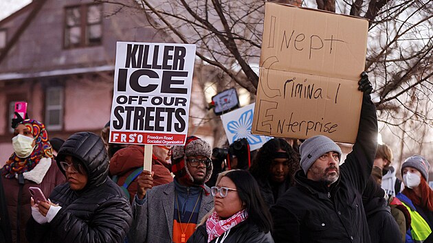 Lid� se shrom�dili na pietn� akci v Minneapolisu na m�st�, kde agent  ��adu pro imigraci a cla (ICE) zast�elil mladou �enu. (7. ledna 2026)