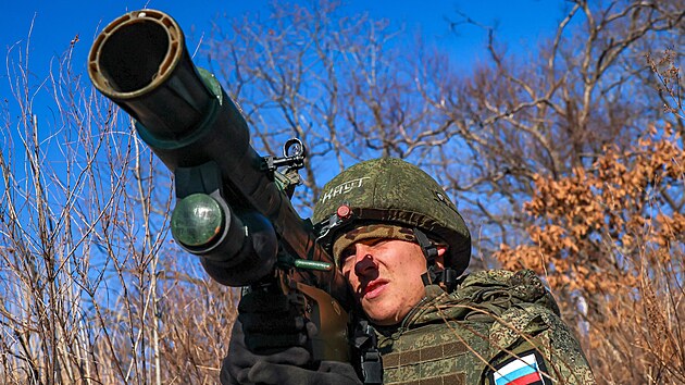 Rusk� voj�k p�i v�cviku m��� p�enosn�m protiletadlov�m raketov�m syst�mem Igla. (24. prosince 2024)