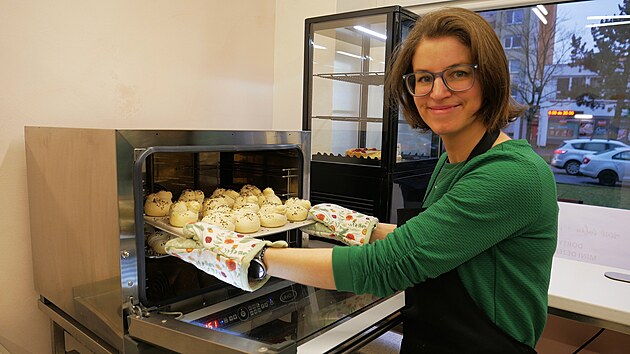 A� Jana Blahov� vystudovala zem�d�lsk� obor, v n�m� pak i pracovala, nakonec zv�t�zila l�ska k pe�en� a cukra�in�.