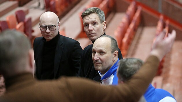 Radn� David Beke (zleva), kapit�n �esk�ho daviscupov�ho t�mu Tom� Berdych a prim�tor Jihlavy Petr Ry�ka p�i pond�ln� prohl�dce Hor�ck� ar�ny. (5. 1: 2026)