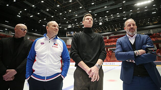 Radn� David Beke (zleva), prim�tor Jihlavy Petr Ry�ka, kapit�n �esk�ho daviscupov�ho t�mu Tom� Berdych a p�edseda �esk�ho tenisov�ho svazu Jakub Kotrba p�i pond�ln� prohl�dce Hor�ck� ar�ny. (5. 1: 2026)
