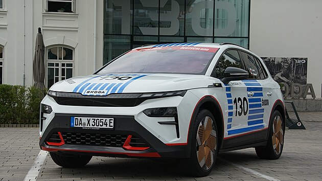 Elektrick� �koda Elroq v barv�ch legend�rn�ho z�vodn�ho speci�lu �koda 130 RS