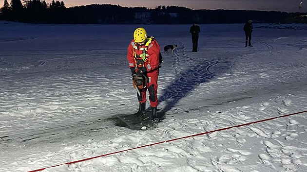 Hasi�i pracuj� na vyta�en� potopen� osmikolky u p��vozu ve Frymburku asi 50 m od b�ehu. (6. ledna 2026)