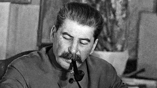 Lenin p�ed n�m stranu varoval, jeho dopis v�ak zmizel. Stalin se proto chopil jak dikt�torsk� vl�dy nad stranou, tak skrze ni nad cel�m sov�tsk�m st�tem.