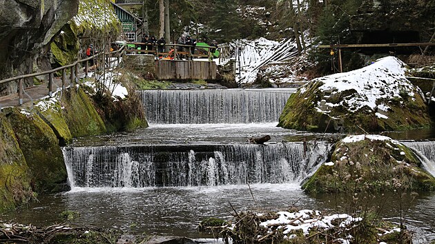 Poprv� po v�ce ne� t�ech letech od rozs�hl�ho po��ru v N�rodn�m parku �esk� �v�carsko do�lo k otev�en� jezu v Edmundov� sout�sce nedaleko H�enska. Rychl� proud vody pom��e vy�istit tok od naplavenin a usazenin. (5. ledna 2026)