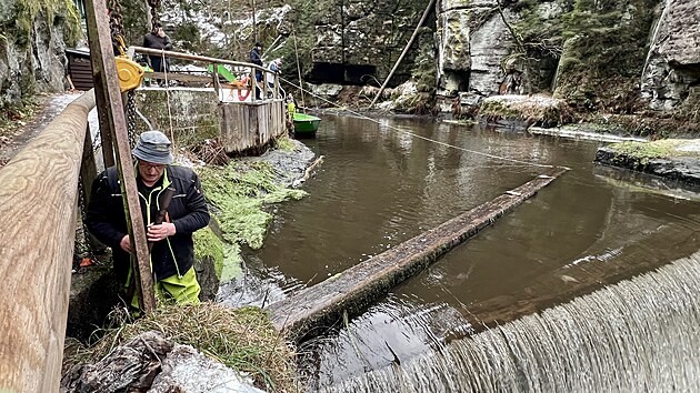 Poprv� po v�ce ne� t�ech letech od rozs�hl�ho po��ru v N�rodn�m parku �esk� �v�carsko do�lo k otev�en� jezu v Edmundov� sout�sce nedaleko H�enska. Rychl� proud vody pom��e vy�istit tok od naplavenin a usazenin. (5. ledna 2026)