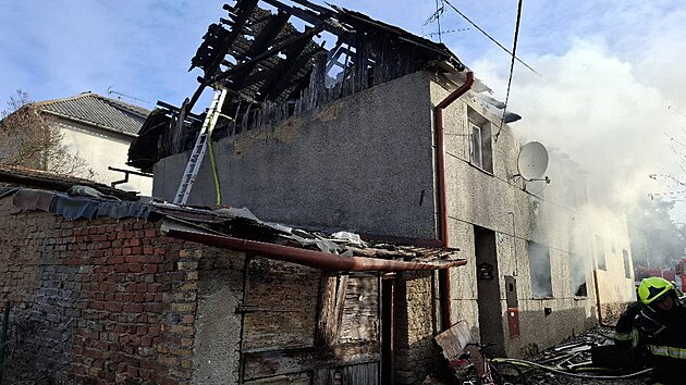 Po��r rodinn�ho domu na Prost�jovsku si vy��dal jednu ob� (6. ledna 2026)