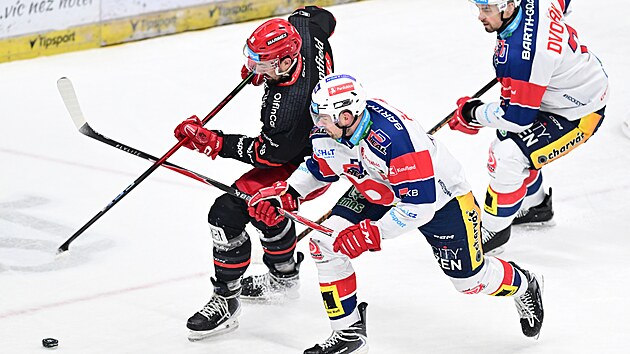 Kr�lov�hradeck� Kohout (v �ern�m) se sna�� dostat p�ed pardubick� hr��e.