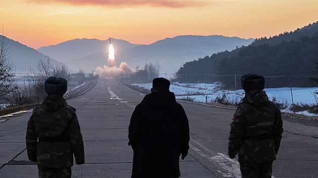 Kim dohlížel na první letošní raketové testy. Odkázal na situaci ve Venezuele