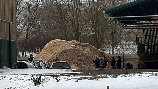 Policist� a kriminalist� ohled�vaj� m�sto v Martinic�ch na P��bramsku, kde bylo nalezeno t�lo mrtv�ho novorozence. (7. ledna 2025)