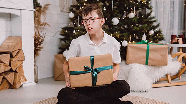 Jakub Gury�a bojuje se vz�cnou nemoc�. Na sn�mku je u v�no�n�ho stromku.