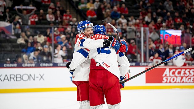 �esk� obr�nce Tom� Galvas slav� g�l s �to�n�kem Maxmilianem Curranem v semifin�le hokejov�ho MS junior�.