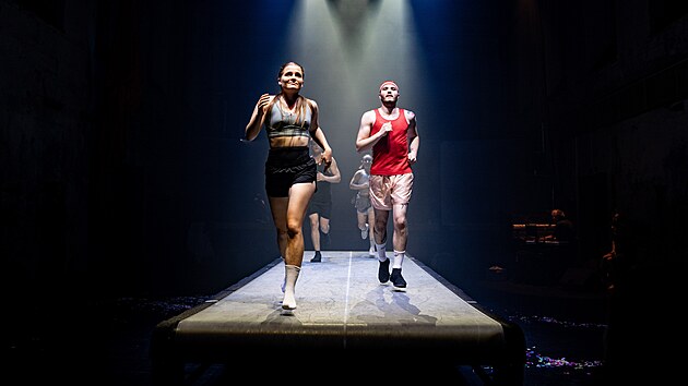 RUNNERS je p�edstavení na pomezí nového cirkusu, tance a fyzického divadla.