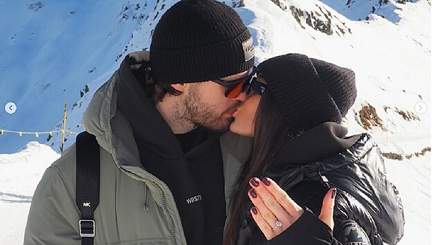 �légrova dcera Jessica s partnerem Kry�tofem Hrabíkem oznámila zásnuby na...