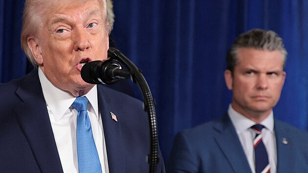 Americk� prezident Donald Trump a ministr obrany Pete Hegseth b�hem tiskov� konference po americk�m �deru na Venezuelu, p�i n�m� byli zajati prezident Nicol�s Maduro a jeho man�elka Cilia Floresov� (3. ledna 2026)