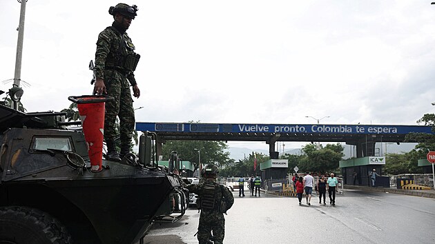 Kolumbij�t� voj�ci hl�dkuj� na hranic�ch mezi Venezuelou a Kolumbi�. (3. ledna 2026)